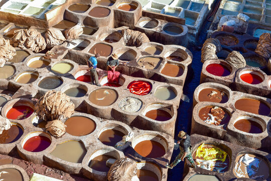vue plongeante sur des personnes travaillant dans une tannerie &agrave; F&egrave;s au Maroc