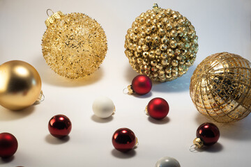 boules de Noël or et rouges