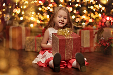 Fototapeta na wymiar cute little girl with a gift