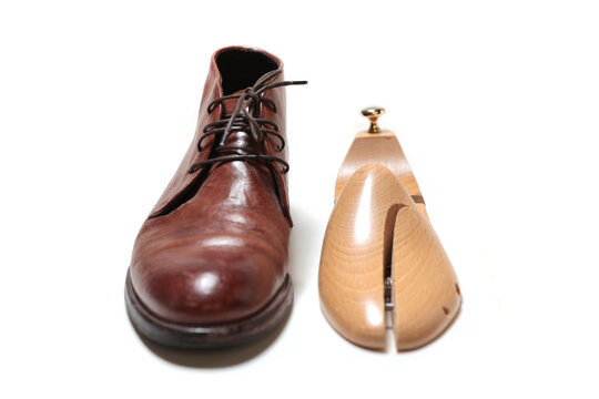 embauchoir chaussure en bois et chaussure en cuir &eacute;l&eacute;gante