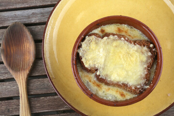 onions hot soup with cheese toast inside