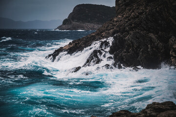 Sztorm w Chowarcji fale uderzające o skały A storm in Croatia, waves crashing against the rocks © Patryk