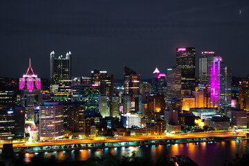 Fototapeta na wymiar Pittsburgh Skyline At Night