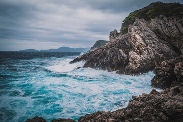 Sztorm w Chowarcji fale uderzające o skały A storm in Croatia, waves crashing against the rocks