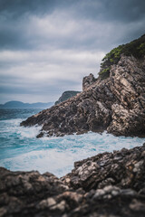 Sztorm w Chowarcji fale uderzające o skały A storm in Croatia, waves crashing against the rocks © Patryk
