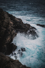 Sztorm w Chowarcji fale uderzające o skały A storm in Croatia, waves crashing against the rocks