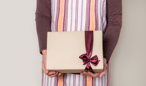 hand delivery woman's day gift box ribbon father's valentine take away