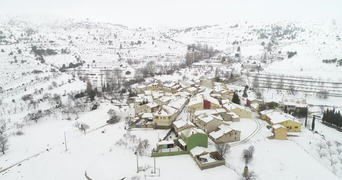 Pueblo aislado por la nieve, espa&ntilde;a drone