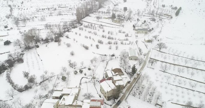 Pueblo de espa&ntilde;a aislado por la nieve,  drone