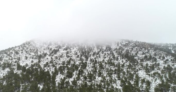 Monta&ntilde;a de espa&ntilde;a con nieve y niebla 