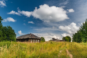 Obraz premium old house in the field in russian village