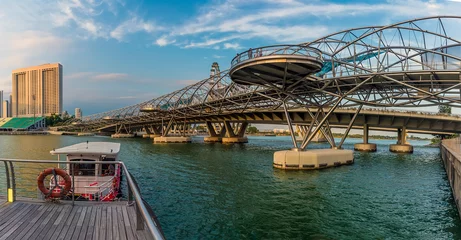 Foto op Plexiglas Helix Bridge Een uitzicht over de Marina Bay van de Helix en Bayfront-brug in Singapore in Azië