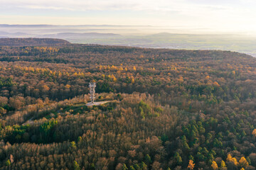 Schönbuchturm mit Albkante im Hintergrund mit tierstehender Sonne und leichten Nebelfeldern