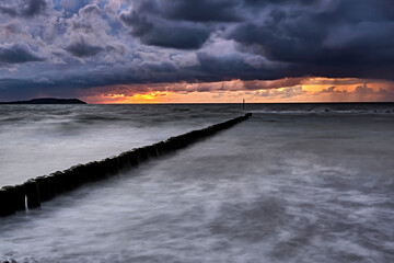 Sonnenuntergang am Steinstrand von Dranske auf der Insel Rügen.