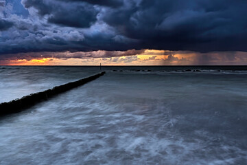 Sonnenuntergang am Steinstrand von Dranske auf der Insel Rügen.