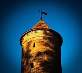 Jedna z wież zamku w Szymbarku z datą jego wybudowania na szczycie. - obrazy, fototapety, plakaty