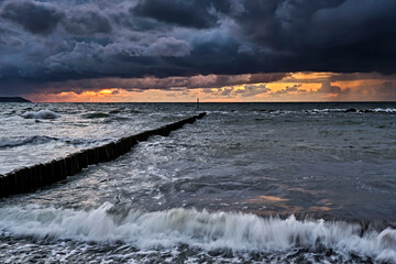 Sonnenuntergang am Steinstrand von Dranske auf der Insel Rügen.