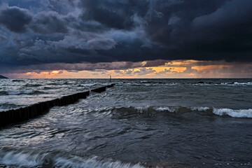 Sonnenuntergang am Steinstrand von Dranske auf der Insel Rügen.