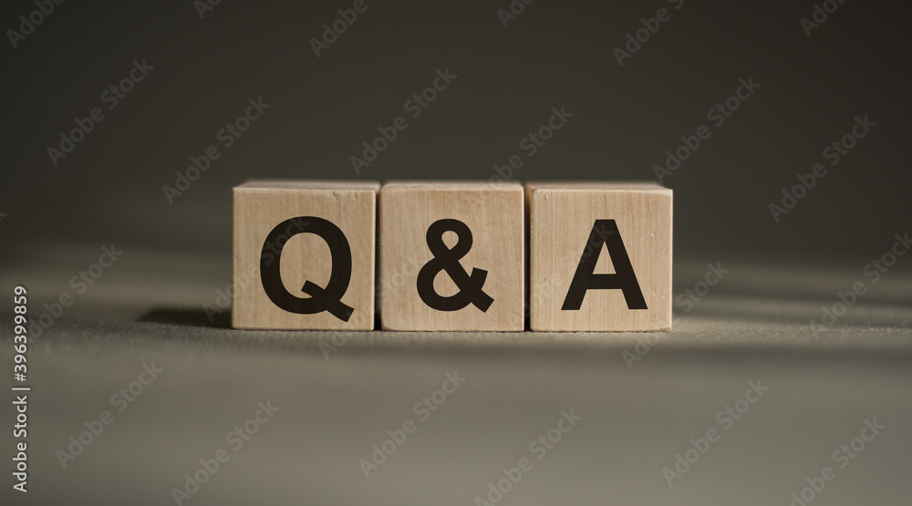 Fototapete q&a - question and answer form on a wooden block on a gray background.