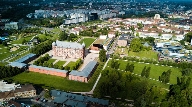 Luftaufnahme des Schloss Gottesaue in Karlsruhe. Hochschule für Musik