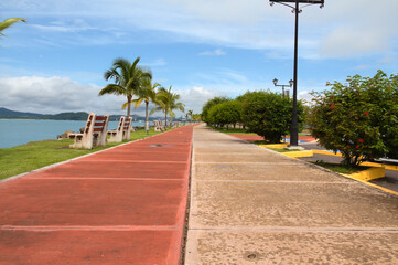 Obraz premium path to walk or do sports panama bahia city, causeway