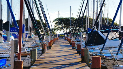 Veleiros em clube n&aacute;utico. Barcos no trapiche. 