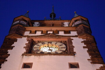 Das Martinstor in Freiburg bei Nacht