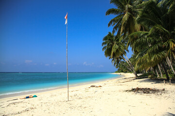 Plage d'une petite &icirc;le proche de Sib&eacute;rut, Sumatra, Indon&eacute;sie.