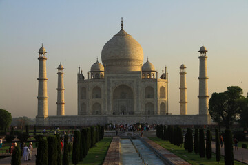 Fototapeta na wymiar Lever de soleil sur le Taj Mahal, Agra, Inde du Nord