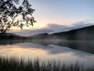 Mitsommer See am Abend mit Nebel