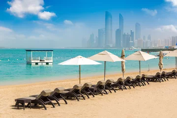 Foto op Canvas Ligbedden op het strand in Abu Dhabi © Sergii Figurnyi