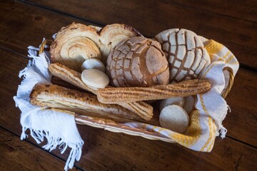 tradicional pan dulce mexicano, conchas, churros, orejas, campechanas.