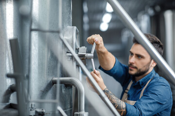 Management of equipment at brewery and control manufacturing
