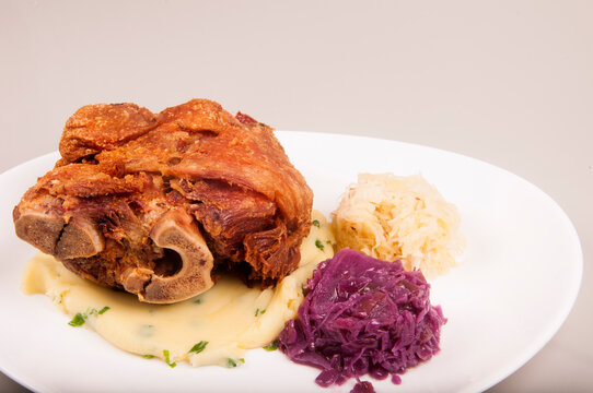 joelho de porco na pururuca comida t&iacute;pica alem&atilde; de oktoberfest