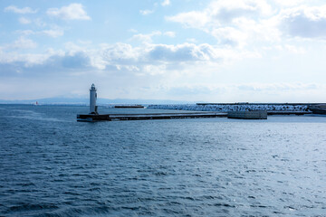 冬の網走港と灯台