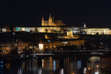 Fototapeta na wymiar illuminated prague castle and saint vitus church. in the center of Prague in the Czech Republic at night