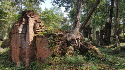 Obraz premium Cambodia. Prasat Khnar temple. The temple was built in the Angkor period, at the beginning of the 10th century. Under the reign of Jayavarman IV. Preah Vihear province. Preah Vihear city.