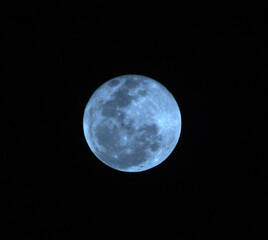 Luna llena, color azul 2020