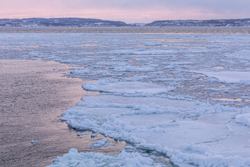 夕暮れの街と流氷