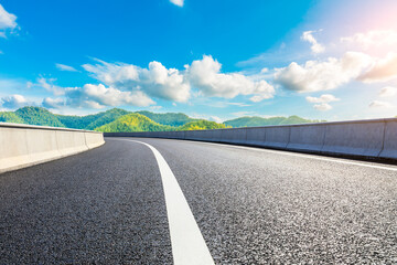 Naklejka premium Asphalt road and green mountain with bamboo forest natural landscape.