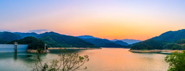 Reservoir scenery at sunset in Hangzhou.
