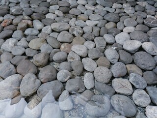 piedras en agua