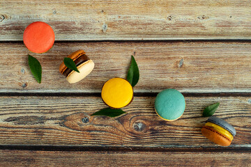 우드배경에 마카롱 연출 이미지