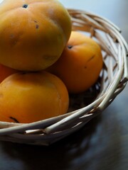 바구니에 담긴 신선한 유기농 과일 감 
