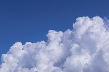 Fototapeta na wymiar The vast blue sky and clouds sky on sunny day.