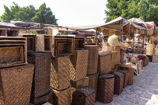 Conjunto de canastos en un mercado