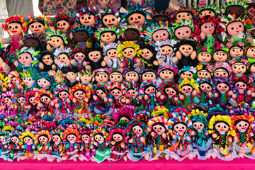 Fototapeta na wymiar Conjunto de muñecas de tela típicas de México