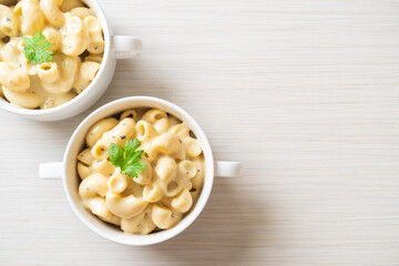 macaroni and cheese with herbs