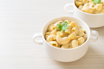 macaroni and cheese with herbs