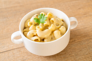 macaroni and cheese with herbs